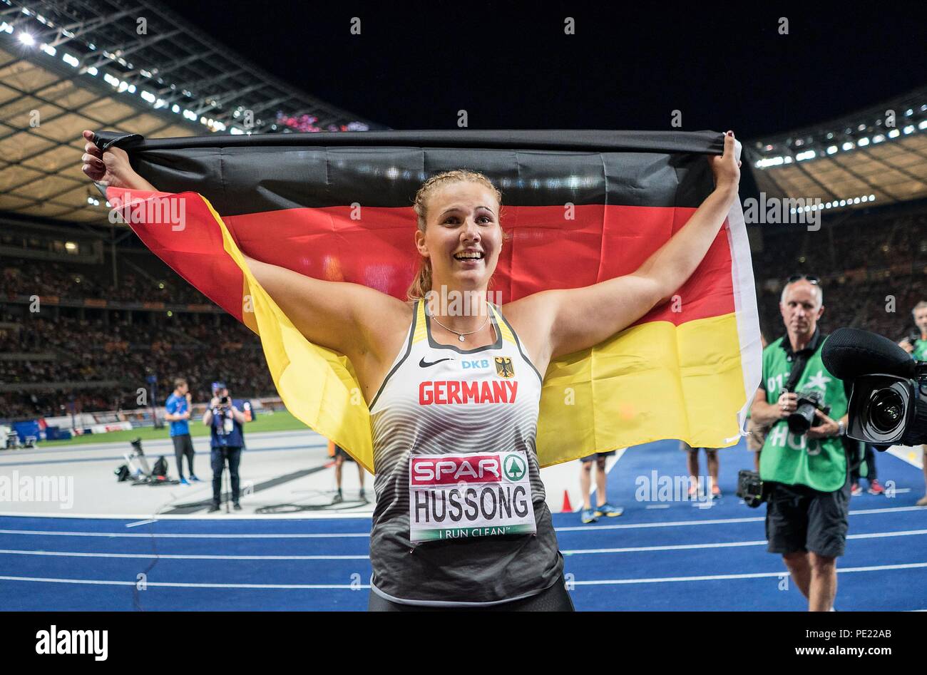 Berlin, Deutschland. 10 Aug, 2018. Jubel Gewinner Christin HUSSONG, Deutschland, 1.Platz, mit Fahne, Frauen letzten Speer, auf 10.08.2018 Europäische Leichtathletik WM 2018 in Berlin/Deutschland vom 06.08. - 12.08.2018. | Verwendung der weltweiten Kredit: dpa/Alamy leben Nachrichten Stockfoto