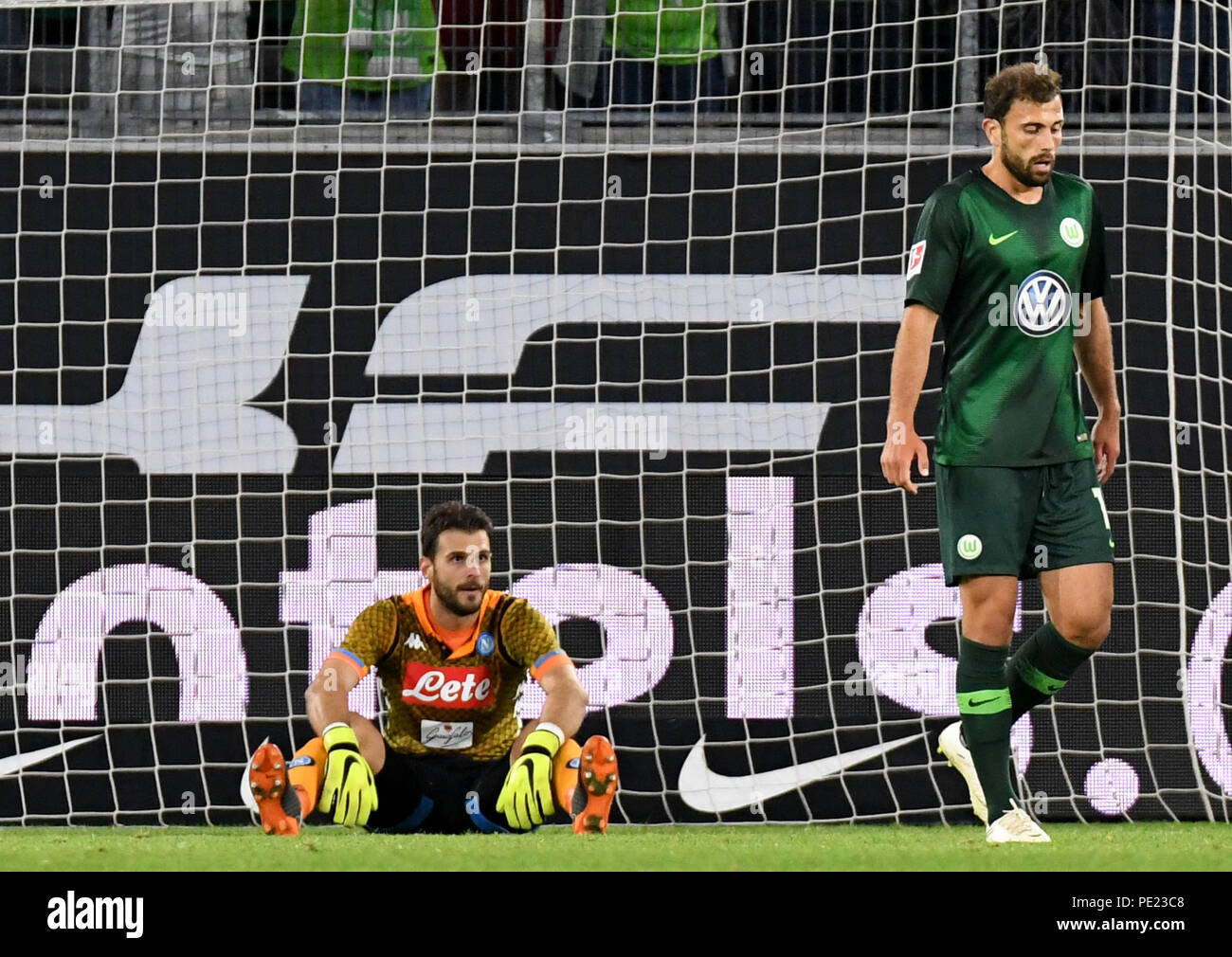 Wolfsburg, Deutschland. 11 Aug, 2018. Fussball, VfL Wolfsburg vs SSC Napoli in der Volkswagen Arena. Wolfsburg Admir Mehmedi feiert seine 3-1 Ziel gegen SSC Napoli, Napoli des Torwarts Orestis Karnezis auf dem Boden sitzt. Credit: Peter Steffen/dpa/Alamy leben Nachrichten Stockfoto