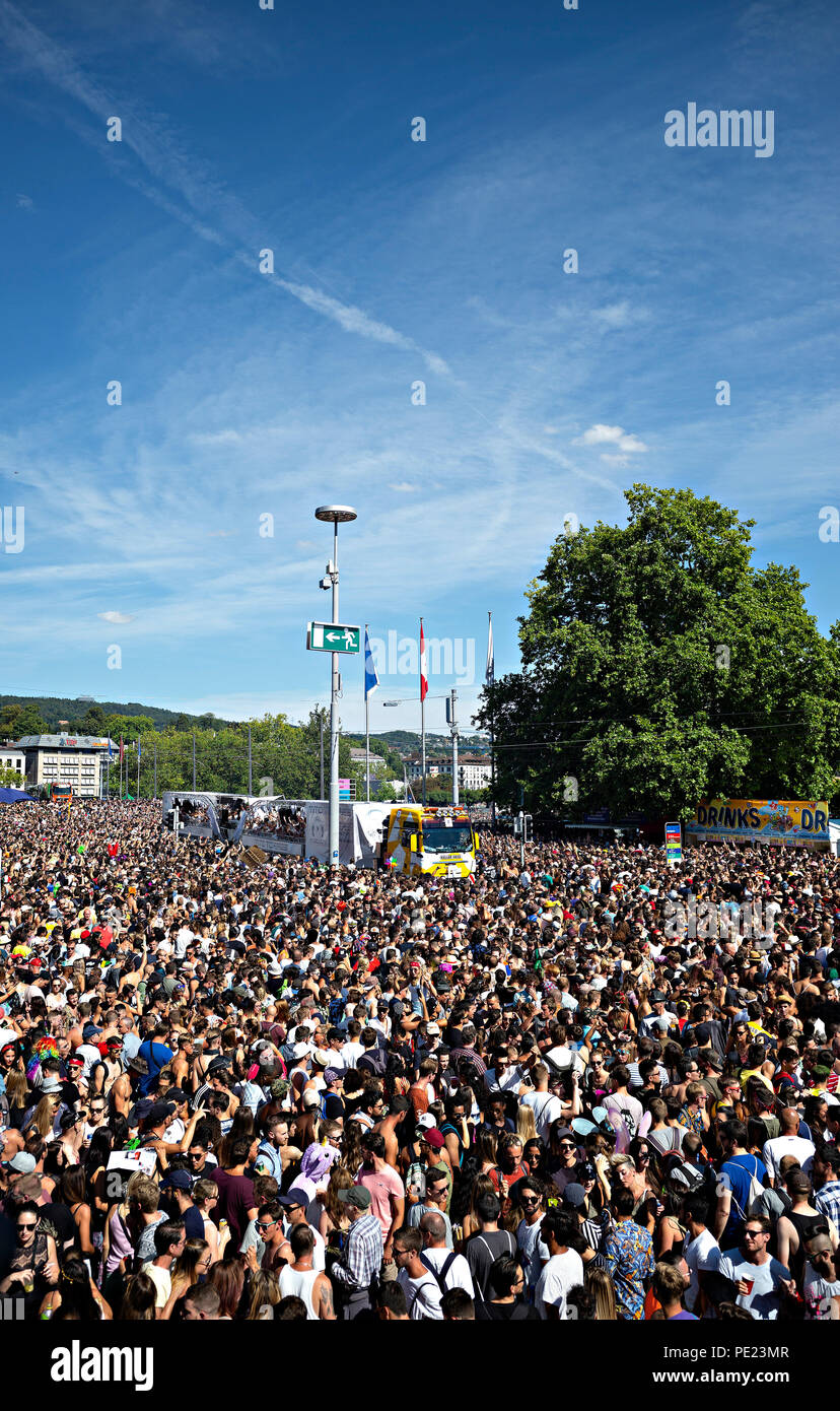 Zürich, Schweiz. 11 Aug, 2018. Menschen nehmen in der 27 Zürcher Street Parade in Zürich, Schweiz, Nov. 11, 2018. Mit dem diesjährigen Motto "Kultur der Toleranz", die jährliche Tanz Musik event Street Parade in Zürich am Samstag statt und zieht über eine Million Teilnehmer. Credit: Michele Limina/Xinhua/Alamy leben Nachrichten Stockfoto