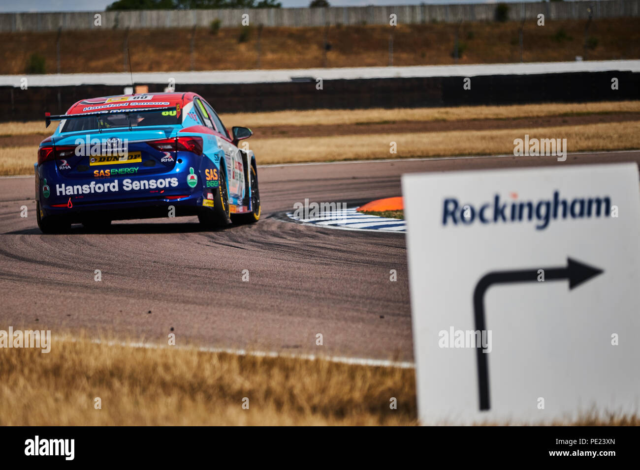 Corby, Northamptonshire, Großbritannien, 11. August 2018. BTCC Rennfahrer Tom Ingram und Speedworks Motorsport Toyota Avensis während der Dunlop MSA British Touring Car Championship in Rockingham Motor Speedway. Foto: Gergo Toth/Alamy leben Nachrichten Stockfoto