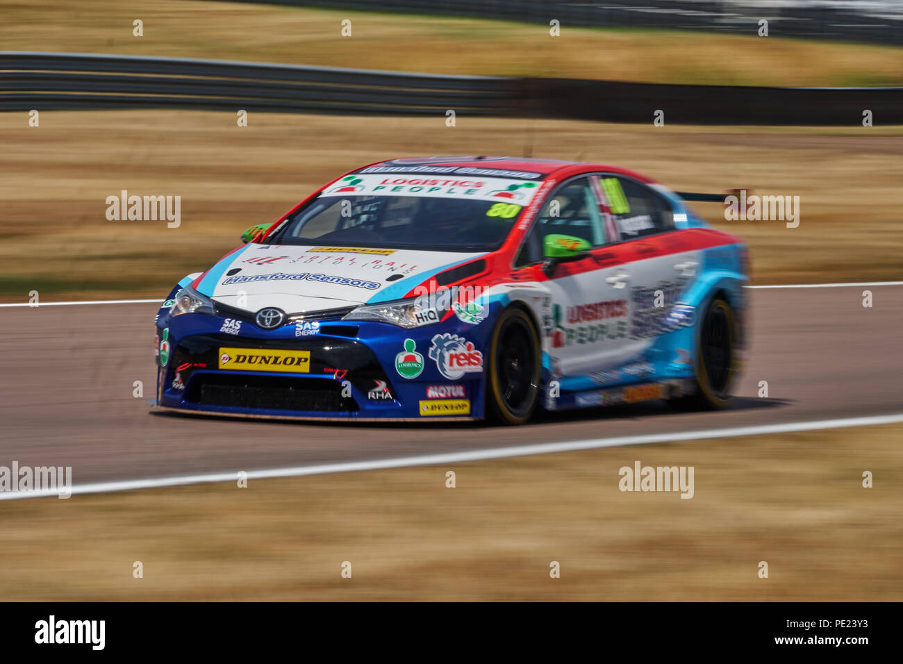 Corby, Northamptonshire, Großbritannien, 11. August 2018. BTCC Rennfahrer Tom Ingram und Speedworks Motorsport fährt mit seinem Toyota Avensis während der Dunlop MSA British Touring Car Championship in Rockingham Motor Speedway. Foto: Gergo Toth/Alamy leben Nachrichten Stockfoto