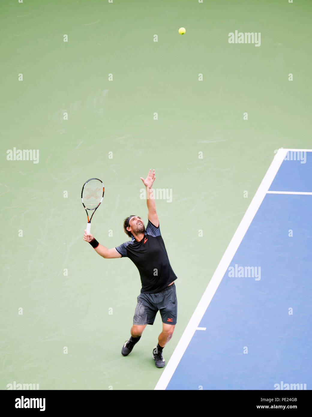 Ohio, USA. 11. August 2018: Marcos Baghdatis CYP gegen Feliciano Lopez ESP dient an der westlichen Süden öffnen, Mason, Ohio, USA. Brent Clark/Alamy leben Nachrichten Stockfoto
