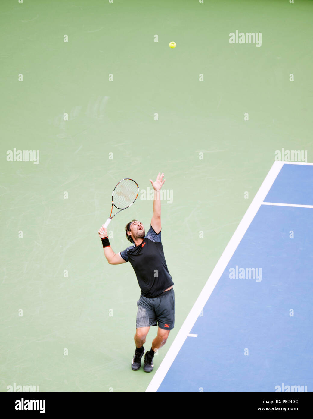 Ohio, USA. 11. August 2018: Marcos Baghdatis CYP gegen Feliciano Lopez ESP dient an der westlichen Süden öffnen, Mason, Ohio, USA. Brent Clark/Alamy leben Nachrichten Stockfoto