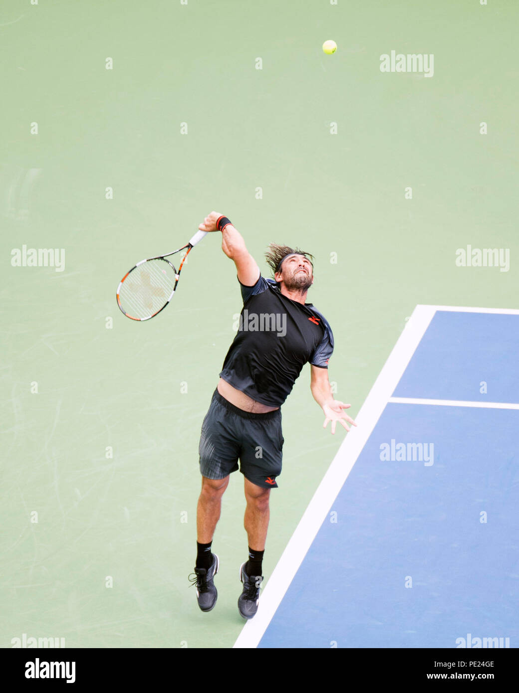 Ohio, USA. 11. August 2018: Marcos Baghdatis CYP gegen Feliciano Lopez ESP dient an der westlichen Süden öffnen, Mason, Ohio, USA. Brent Clark/Alamy leben Nachrichten Stockfoto