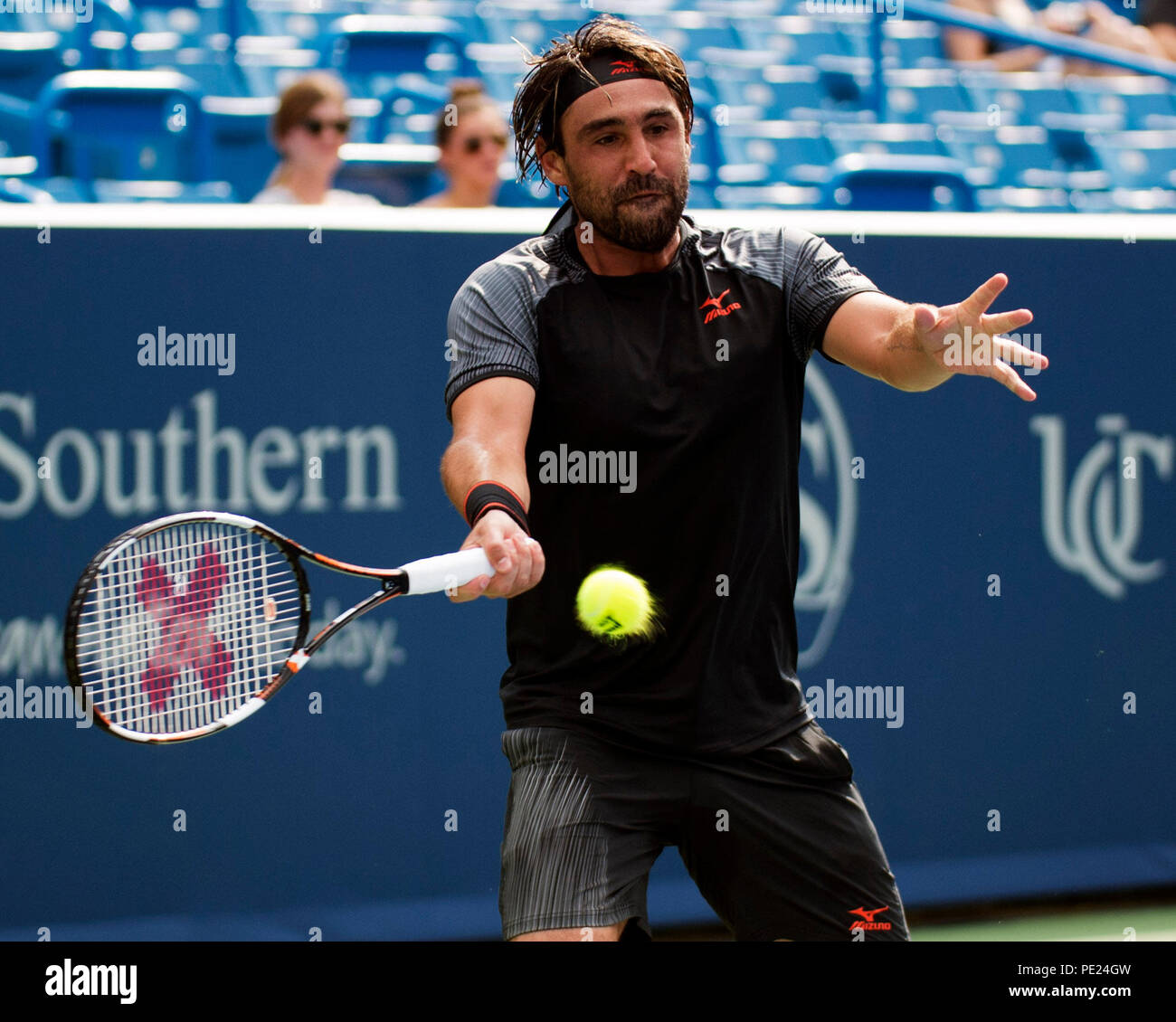 Ohio, USA. 11. August 2018: Marcos Baghdatis (CYP) schlägt den Ball zurück zu Feliciano Lopez (ESP) an der westlichen Süden öffnen, Mason, Ohio, USA. Brent Clark/Alamy leben Nachrichten Stockfoto