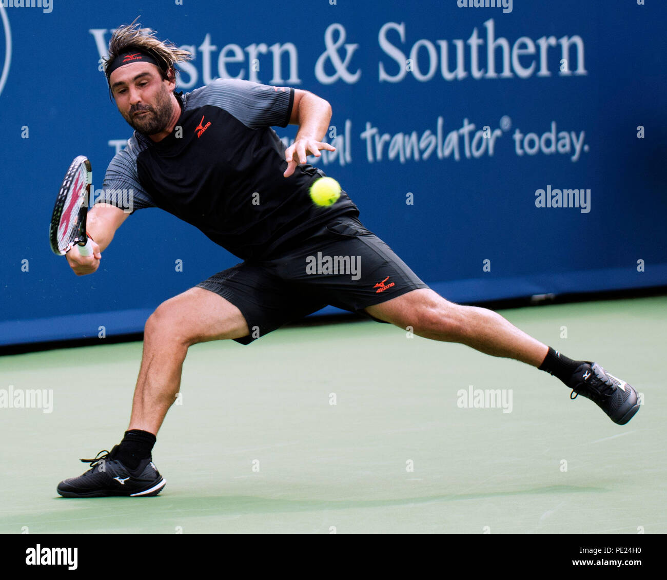 Ohio, USA. 11. August 2018: Marcos Baghdatis (CYP) schlägt den Ball zurück zu Feliciano Lopez (ESP) an der westlichen Süden öffnen, Mason, Ohio, USA. Brent Clark/Alamy leben Nachrichten Stockfoto
