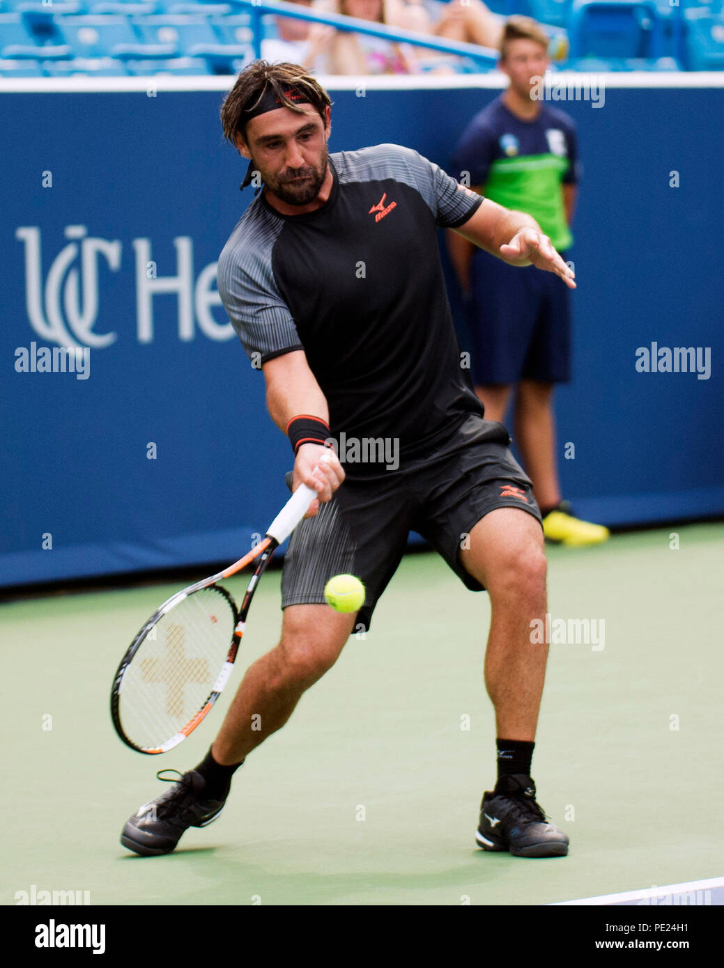 Ohio, USA. 11. August 2018: Marcos Baghdatis (CYP) schlägt den Ball zurück zu Feliciano Lopez (ESP) an der westlichen Süden öffnen, Mason, Ohio, USA. Brent Clark/Alamy leben Nachrichten Stockfoto