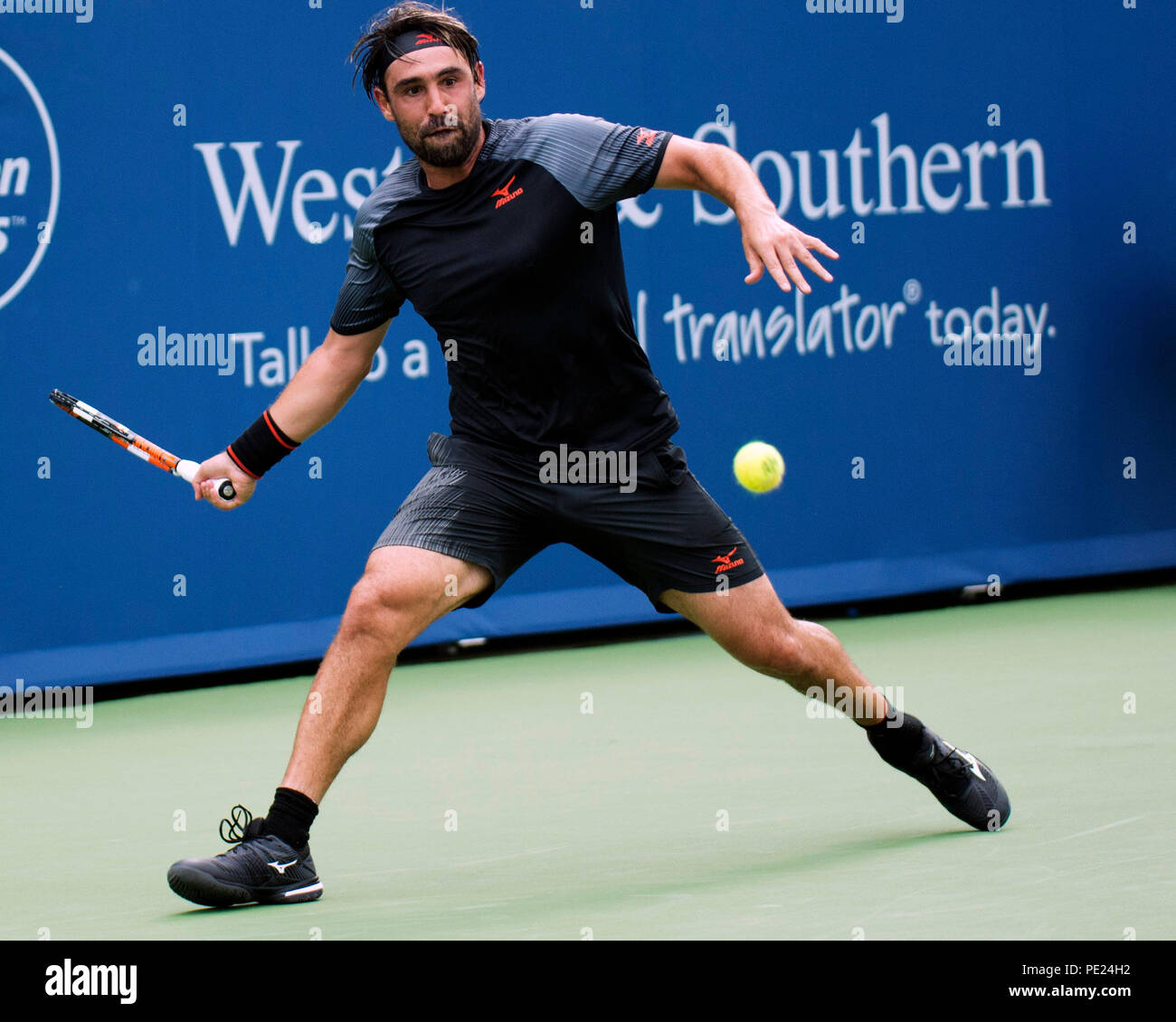 Ohio, USA. 11. August 2018: Marcos Baghdatis (CYP) schlägt den Ball zurück zu Feliciano Lopez (ESP) an der westlichen Süden öffnen, Mason, Ohio, USA. Brent Clark/Alamy leben Nachrichten Stockfoto