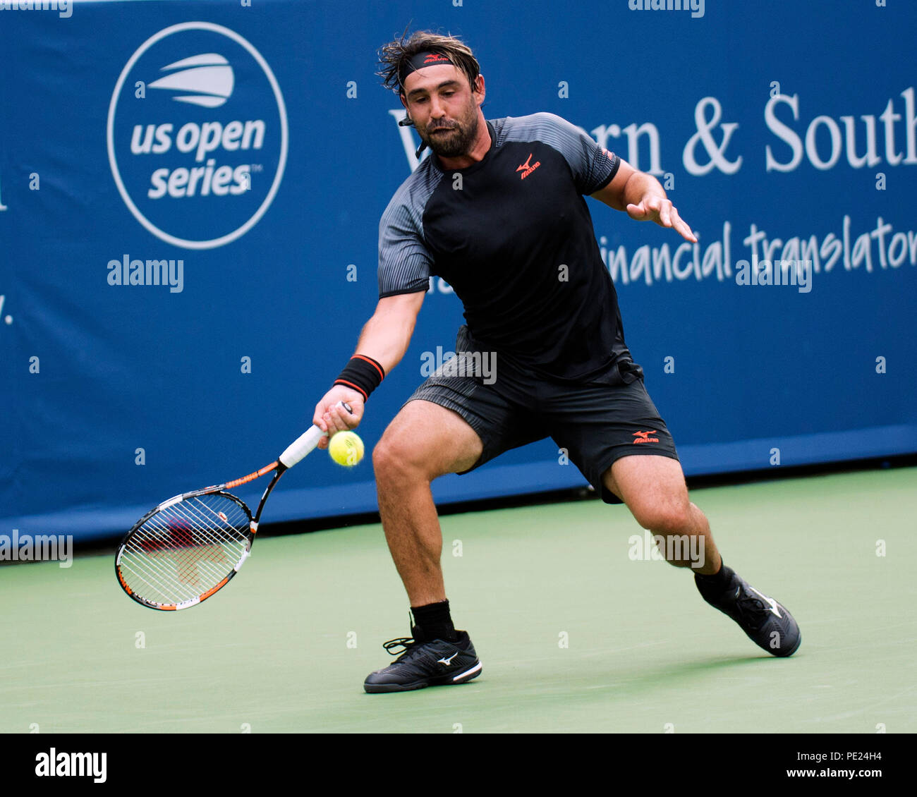 Ohio, USA. 11. August 2018: Marcos Baghdatis (CYP) schlägt den Ball zurück zu Feliciano Lopez (ESP) an der westlichen Süden öffnen, Mason, Ohio, USA. Brent Clark/Alamy leben Nachrichten Stockfoto