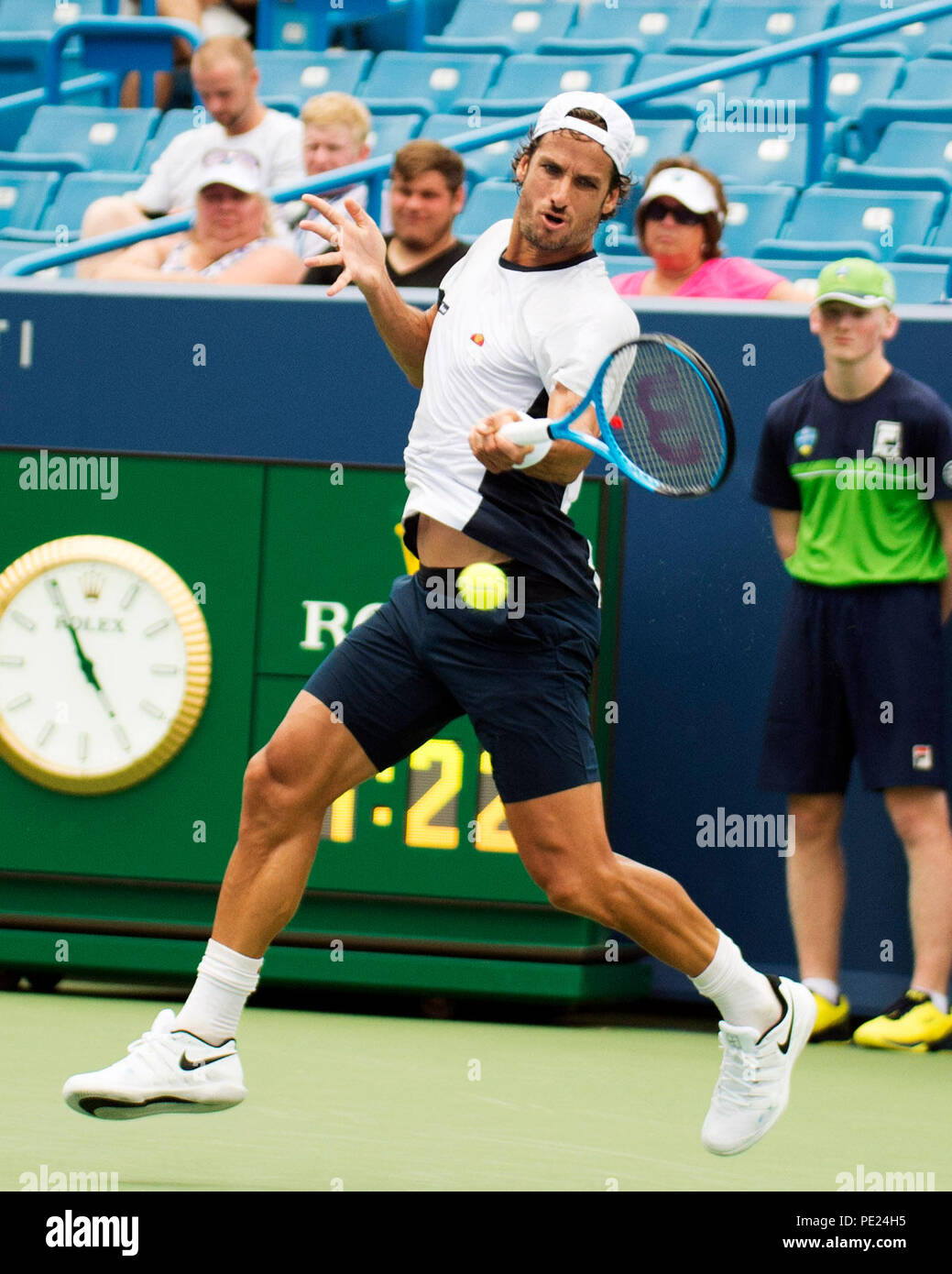 Ohio, USA. 11. August 2018: Feliciano Lopez (ESP) schlägt den Ball zurück zu Marcos Baghdatis (CYP) Am westlichen Süden öffnen, Mason, Ohio, USA. Brent Clark/Alamy leben Nachrichten Stockfoto