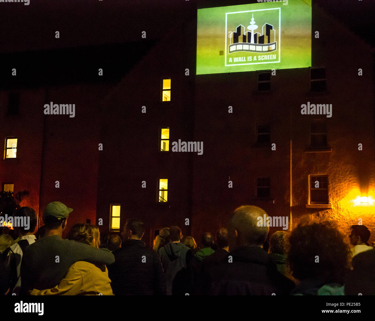 Water Street, Leith, Schottland, Großbritannien. August 2018. Edinburgh Fringe Festival Outdoor-Event A Wall ist eine Leinwand: Kostenloser geführter Kurzfilmspaziergang mit standortspezifischen Außenvorführungen an Gebäudewänden bei einer Führung durch fünf Orte in den hinteren Straßen von Leith Stockfoto