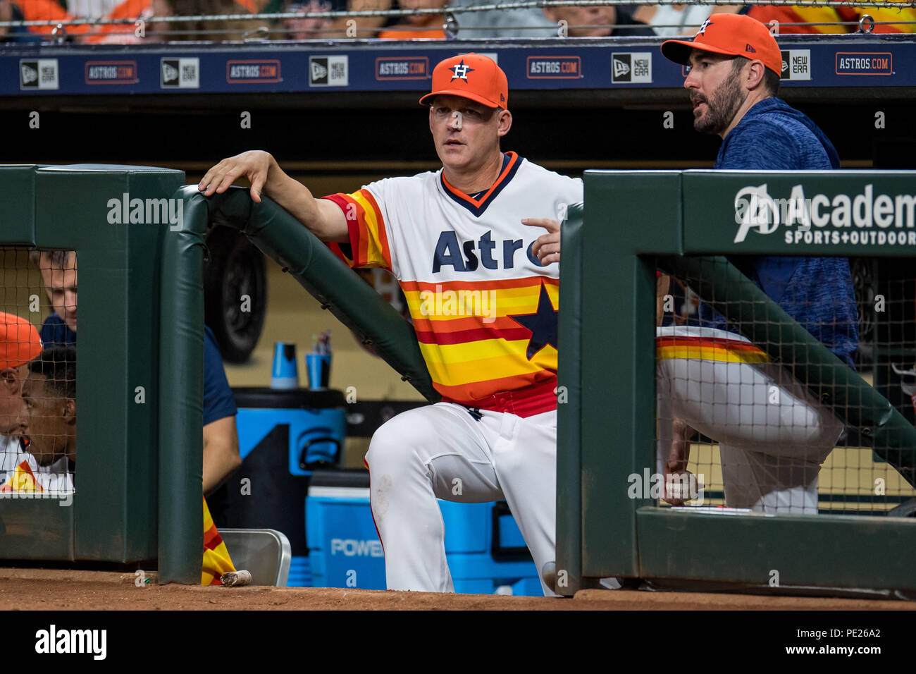 August 10, 2018: Houston Astros Manager AJ Hinch (14) Uhren bei einem Major League Baseball Spiel zwischen den Houston Astros und die Seattle Mariners auf 1970er Nacht im Minute Maid Park in Houston, TX. Die Seemänner gewann das Spiel 5 zu 2. Trask Smith/CSM Credit: Cal Sport Media/Alamy leben Nachrichten Stockfoto