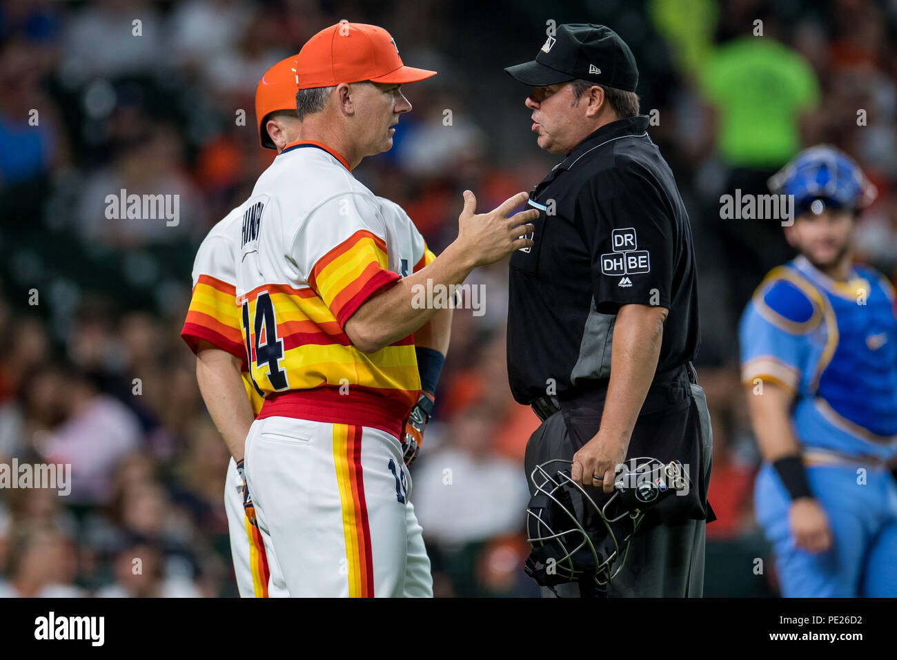 August 10, 2018: Houston Astros Manager AJ Hinch (14) Spricht mit Schiedsrichter Doug Eddings (88) Bei einem Major League Baseball Spiel zwischen den Houston Astros und die Seattle Mariners auf 1970er Nacht im Minute Maid Park in Houston, TX. Die Seemänner gewann das Spiel 5 zu 2. Trask Smith/CSM Credit: Cal Sport Media/Alamy leben Nachrichten Stockfoto