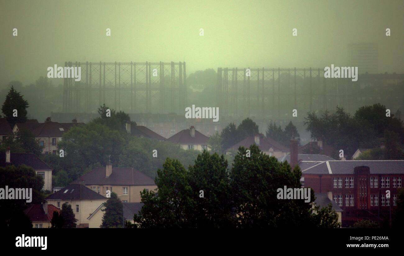 Glasgow, Schottland, Großbritannien 12. August. UK Wetter: Nass nebligen Tag als Dreich für die glorreichen 12. mit Transparenz bekannt, weniger als eine Meile über dem kelvindale Gasometer, einem Vorort von knightswood und das West End der Stadt der Stadt verschwindet im Nassen mit regen den ganzen Tag grünes Licht für den Europäischen Meisterschaften in der Stadt. Gerard Fähre / alamy Nachrichten Stockfoto