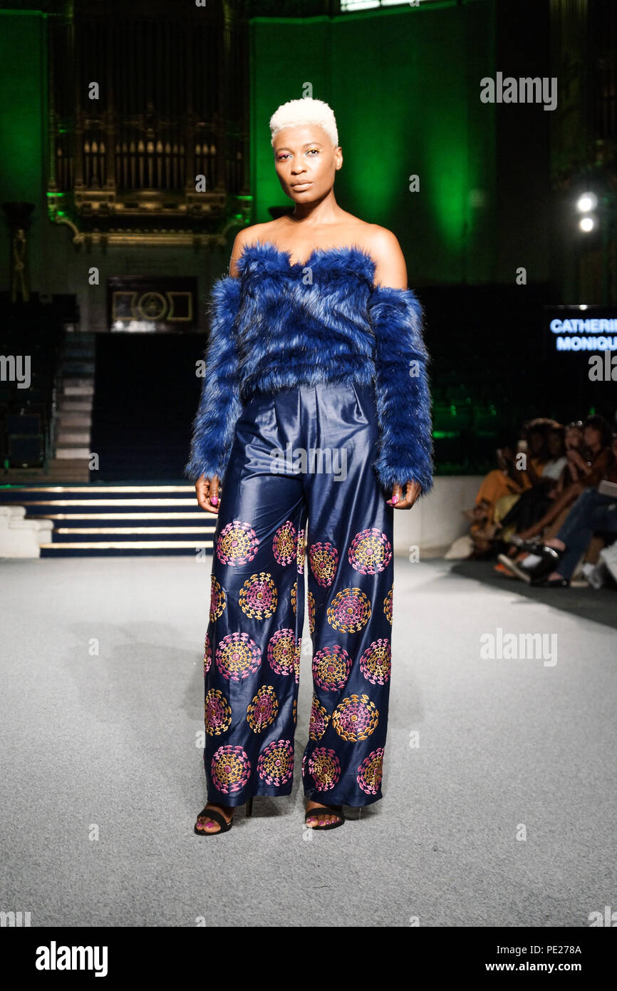 London, Großbritannien. 11. August 2018. African Fashion Week London, Tag 1. Designer und Models aus der ganzen Welt kam auf Freimaurer' Hall, London, für die 8. AFWL, African Fashion Week in London. Start- und Landebahn zeigt und Handel steht angezogen, eine informierte und begeisterten Publikum. © Peter Hogan/Alamy leben Nachrichten Stockfoto