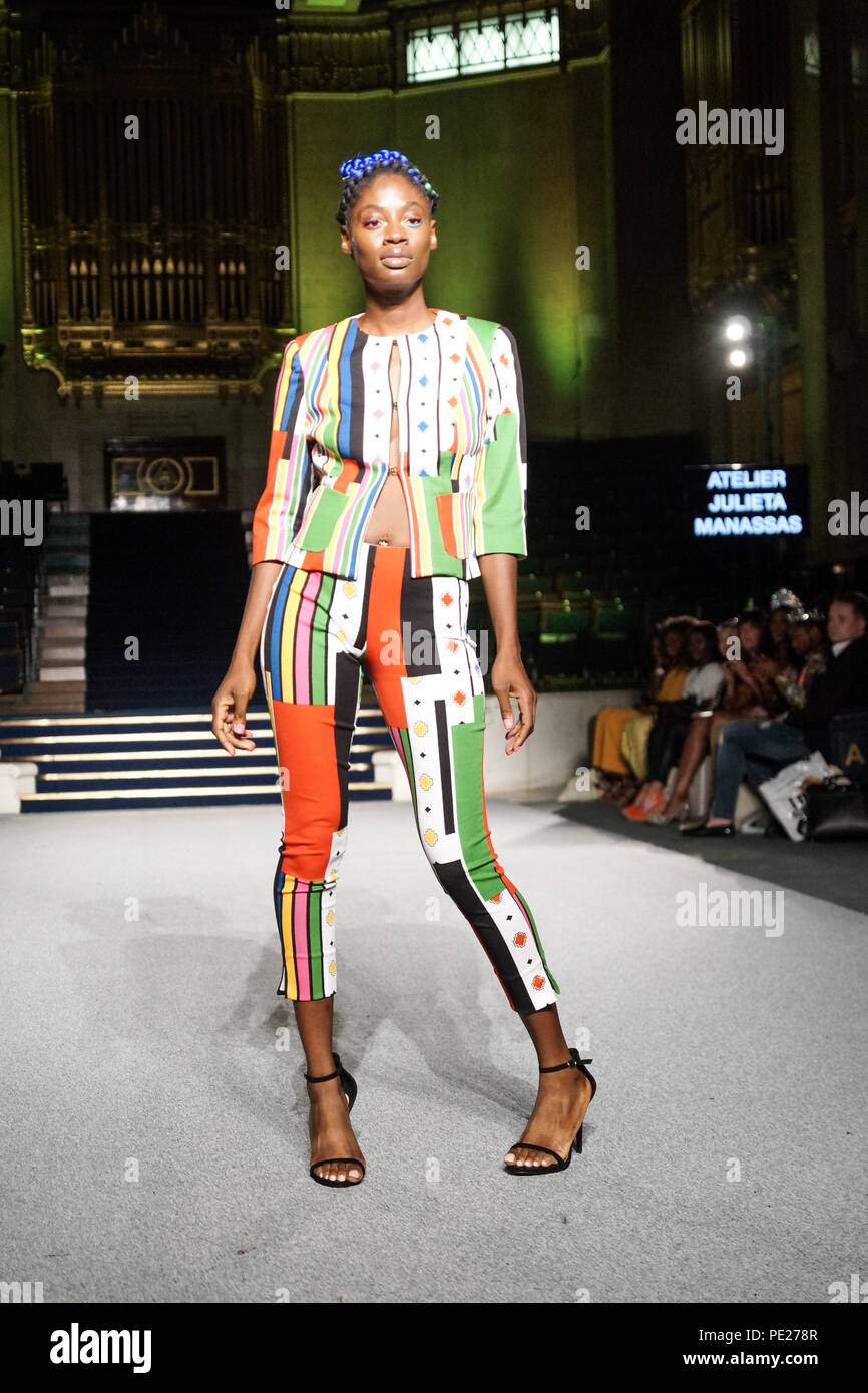 London, Großbritannien. 11. August 2018. African Fashion Week London, Tag 1. Designer und Models aus der ganzen Welt kam auf Freimaurer' Hall, London, für die 8. AFWL, African Fashion Week in London. Start- und Landebahn zeigt und Handel steht angezogen, eine informierte und begeisterten Publikum. © Peter Hogan/Alamy leben Nachrichten Stockfoto