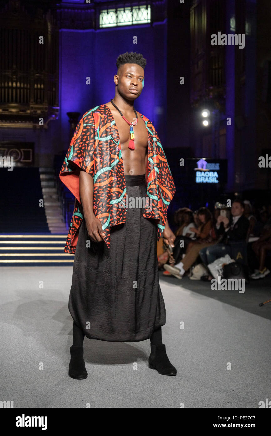 London, Großbritannien. 11. August 2018. African Fashion Week London, Tag 1. Designer und Models aus der ganzen Welt kam auf Freimaurer' Hall, London, für die 8. AFWL, African Fashion Week in London. Start- und Landebahn zeigt und Handel steht angezogen, eine informierte und begeisterten Publikum. © Peter Hogan/Alamy leben Nachrichten Stockfoto