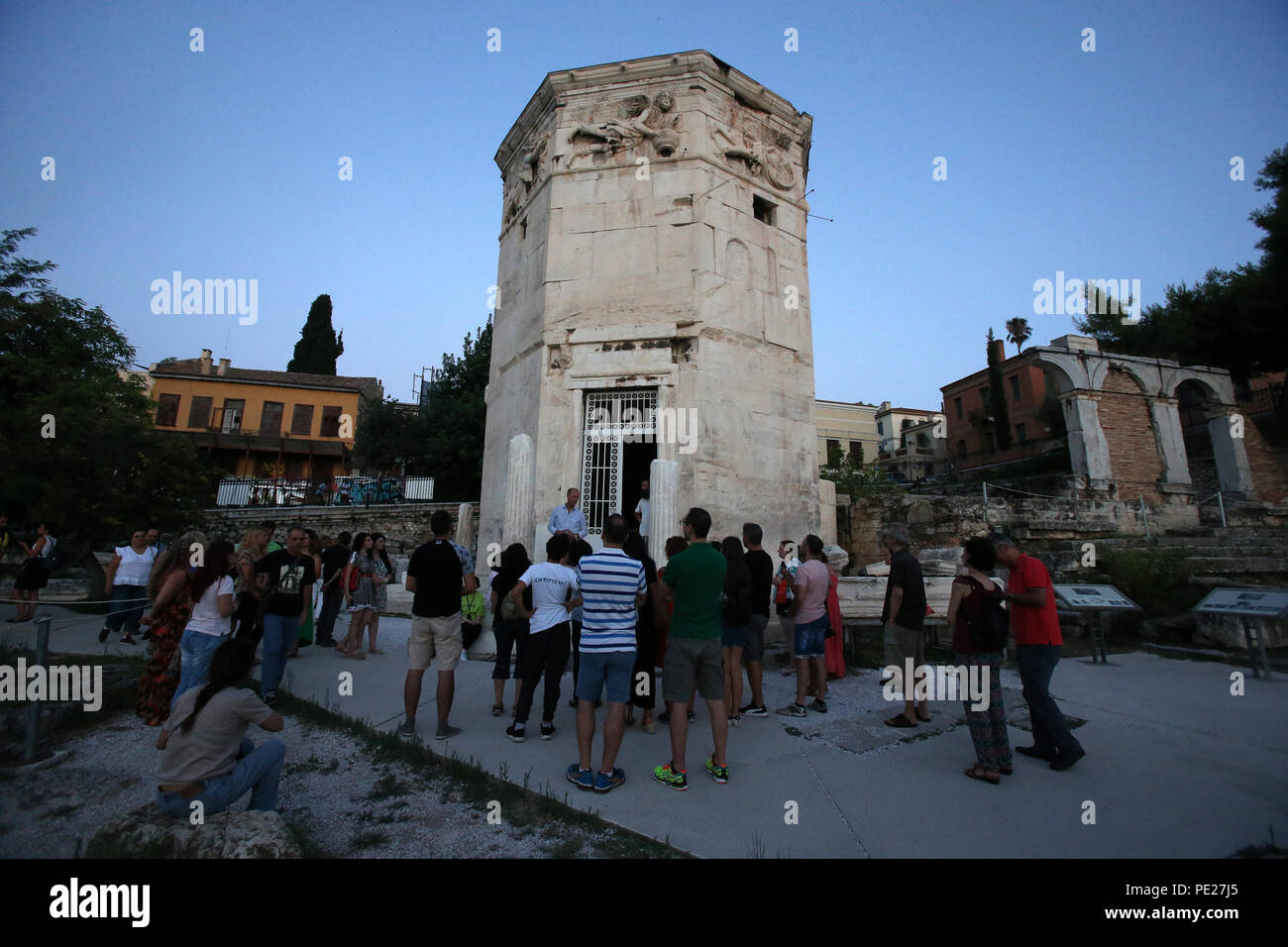 Athen, Griechenland. 10 Aug, 2018. Besucher erfassen am Turm der Winde oder Winde Aerides (bedeutet im Griechischen), eine 2.000 Jahre alte meteorologische Station am Fuße des Akropolis Hügels, in Athen, Griechenland, am 10.08.2018. Athener und Besucher strömten zu Aerides am Freitag, wie die griechische Kultur Ministerium eine Reihe von Veranstaltungen im archäologischen Stätten im ganzen Land unter dem Motto "Night" im August Neue mondphasen organisiert. Credit: Marios Lolos/Xinhua/Alamy leben Nachrichten Stockfoto