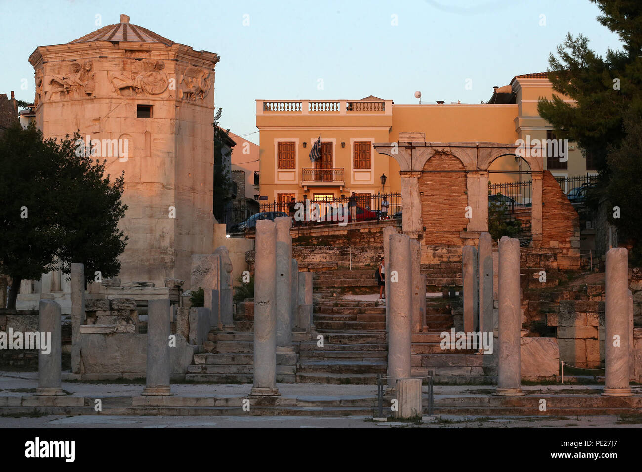 Athen. 10 Aug, 2018. Foto am 10.08.2018, zeigt der Turm der Winde oder Winde Aerides (bedeutet im Griechischen), eine 2.000 Jahre alte meteorologische Station am Fuße des Akropolis Hügels, in Athen, Griechenland. Athener und Besucher strömten zu Aerides am Freitag, wie die griechische Kultur Ministerium eine Reihe von Veranstaltungen im archäologischen Stätten im ganzen Land unter dem Motto "Night" im August Neue mondphasen organisiert. Credit: Marios Lolos/Xinhua/Alamy leben Nachrichten Stockfoto