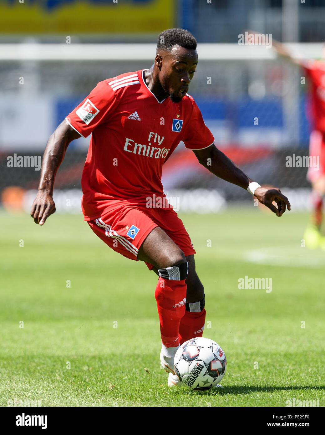 Hamburg, Deutschland. 12. August 2018. Hamburg, Deutschland. 12. August 2018. Hamburg, Deutschland. 12. August 2018. Hamburg, Deutschland. 12. August 2018. Hamburg, Deutschland. 12. August 2018. Hamburg, Deutschland. 12. August 2018. Hamburg, Deutschland. 12. August 2018. Hamburg, Deutschland. 12. August 2018. Hamburg, Deutschland. 12. August 2018. torwart Khaled Narey (HSV Hamburg) bereitet den Ball auf dem Weg zum Ziel auf 0:1 für HSV Hamburg Hamburg, Single Action, Freestyle. GES/Fußball/2. Bundesliga: SV Sandhausen - HSV Hamburg Hamburg, 12.08.2018 - Fußball 1. Division: SV Sandhausen vs HSV Hambur Stockfoto