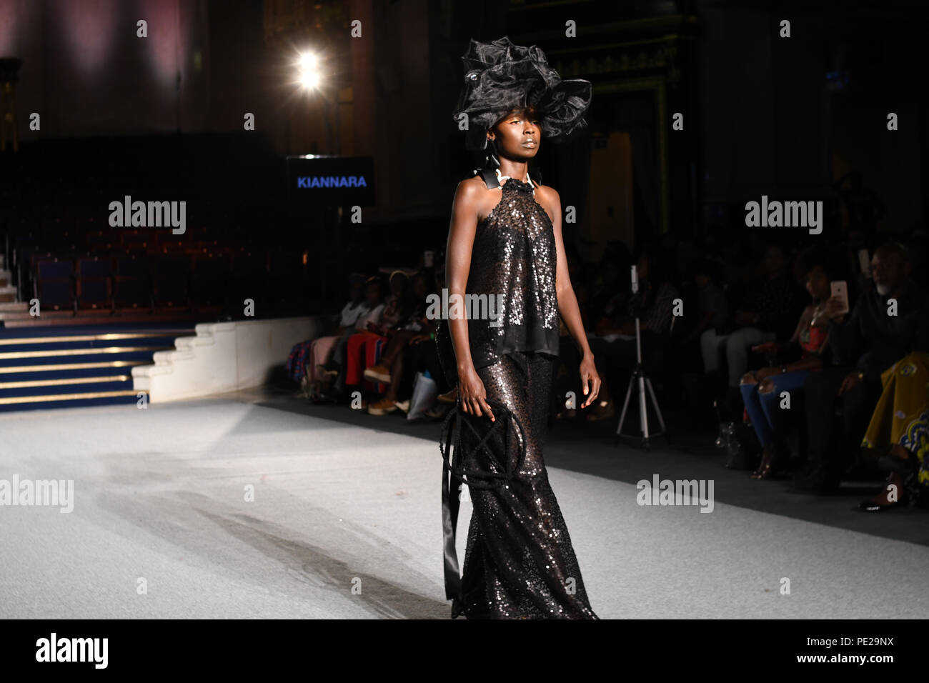 London, Großbritannien. 11. August 2018. Designer Kiannara präsentiert seine neueste Kollektion an der Afrika Fashion Week London (AFWL) an Freimaurer' Hall am 11. August 2018, London, UK. Bild Capital/Alamy leben Nachrichten Stockfoto