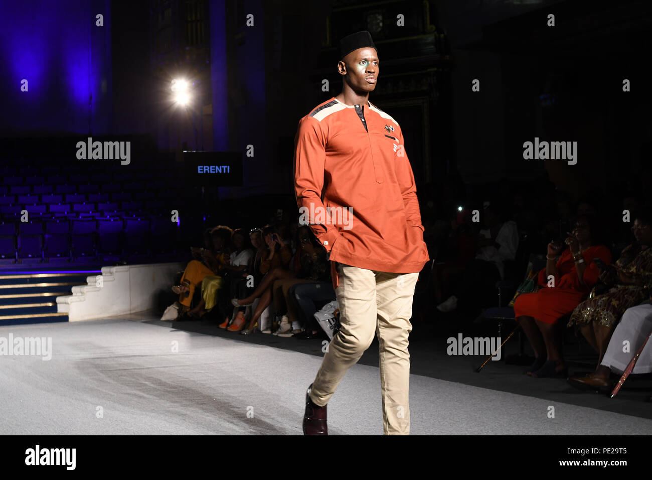 London, Großbritannien. 11. August 2018. Designer Erenti präsentiert seine neueste Kollektion an der Afrika Fashion Week London (AFWL) an Freimaurer' Hall am 11. August 2018, London, UK. Bild Capital/Alamy leben Nachrichten Stockfoto