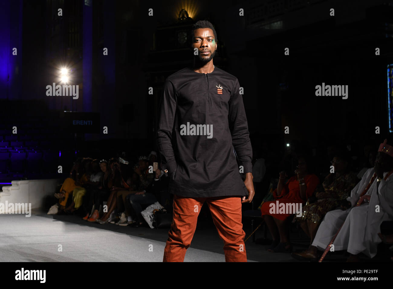 London, Großbritannien. 11. August 2018. Designer Erenti präsentiert seine neueste Kollektion an der Afrika Fashion Week London (AFWL) an Freimaurer' Hall am 11. August 2018, London, UK. Bild Capital/Alamy leben Nachrichten Stockfoto