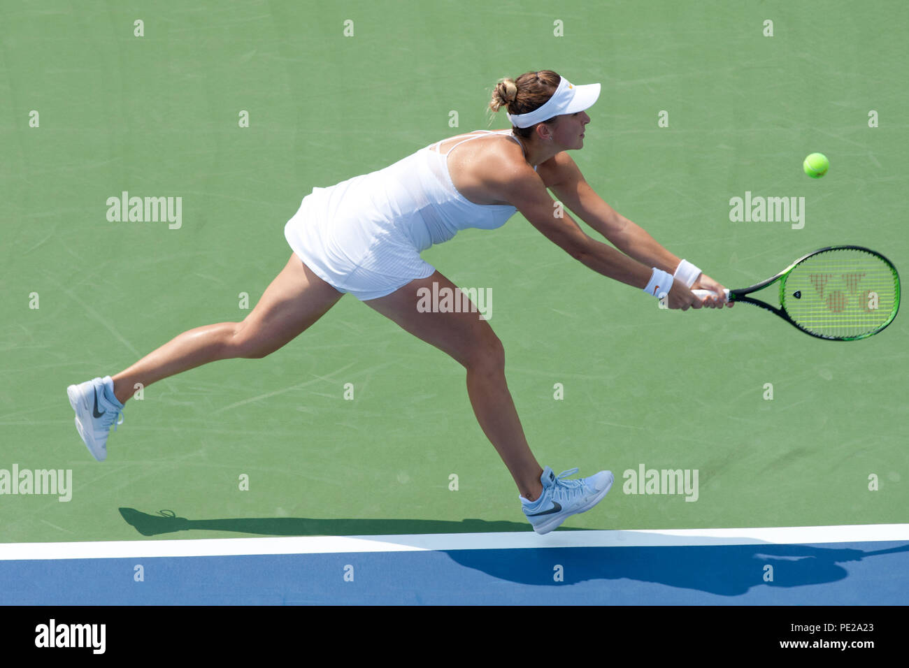 Cincinnati, OH, USA. 5 Mai, 2018. Westliche und Südliche Open Tennis, Cincinnati, OH - August 11, 2018 - Belinda Bencic in Aktion gegen Christina McHale in der näheren Bestimmungen für die Westlichen und Südlichen Tennis Turnier in Cincinnati gehalten. - Foto von Wally Nell/ZUMA Drücken Sie Credit: Wally Nell/ZUMA Draht/Alamy leben Nachrichten Stockfoto