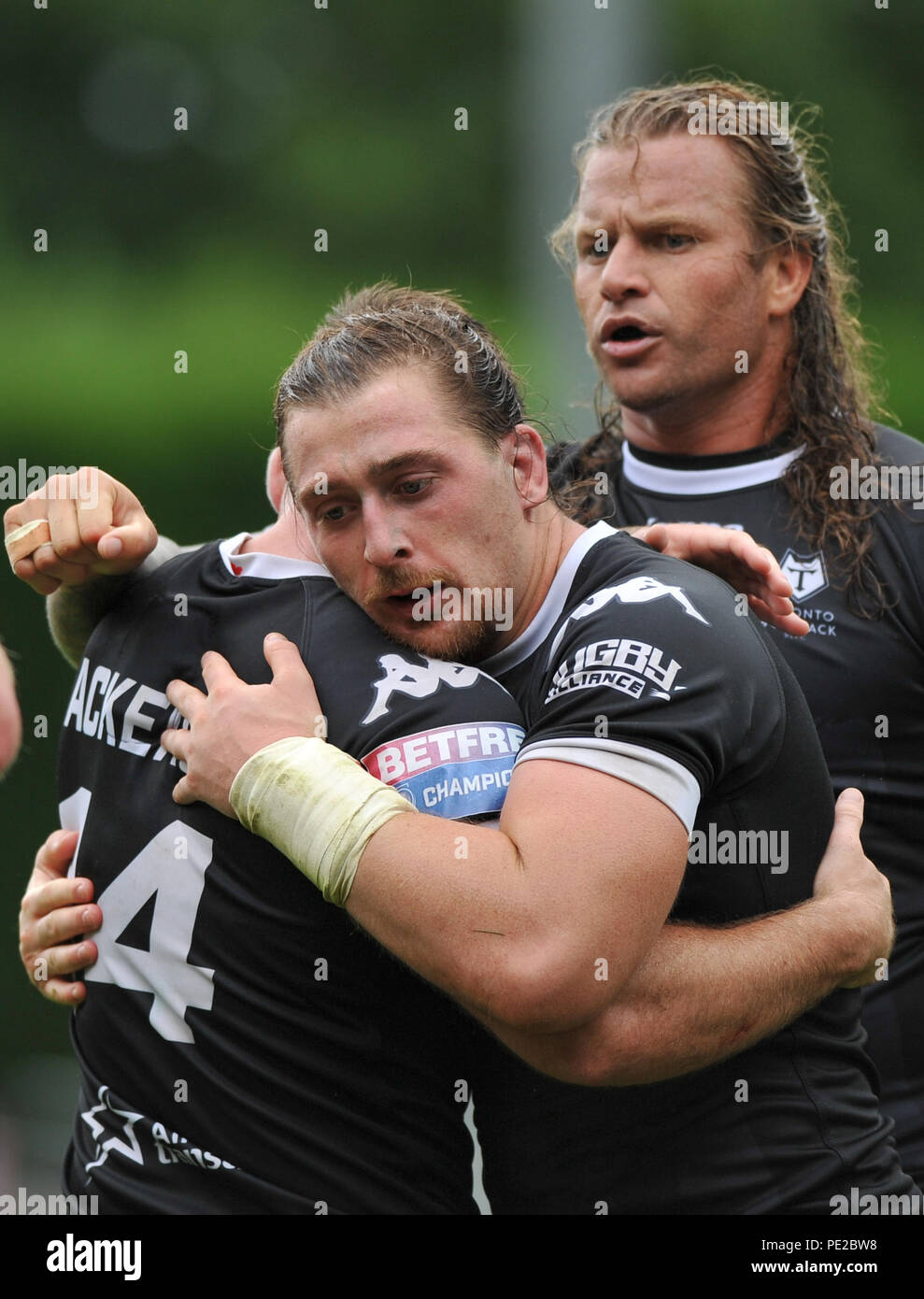 Shay Stadium, Halifax, Großbritannien. 12. August 2018. Rugby League Super 8 Die näheren Bestimmungen Rugby League zwischen Halifax und Toronto Wolfpack; Toronto versuchen Scorers Andrew Ackers und Andrew Dixon Umarmung nach spät Dixon's versuchen. Dean Williams Credit: Dean Williams/Alamy leben Nachrichten Stockfoto