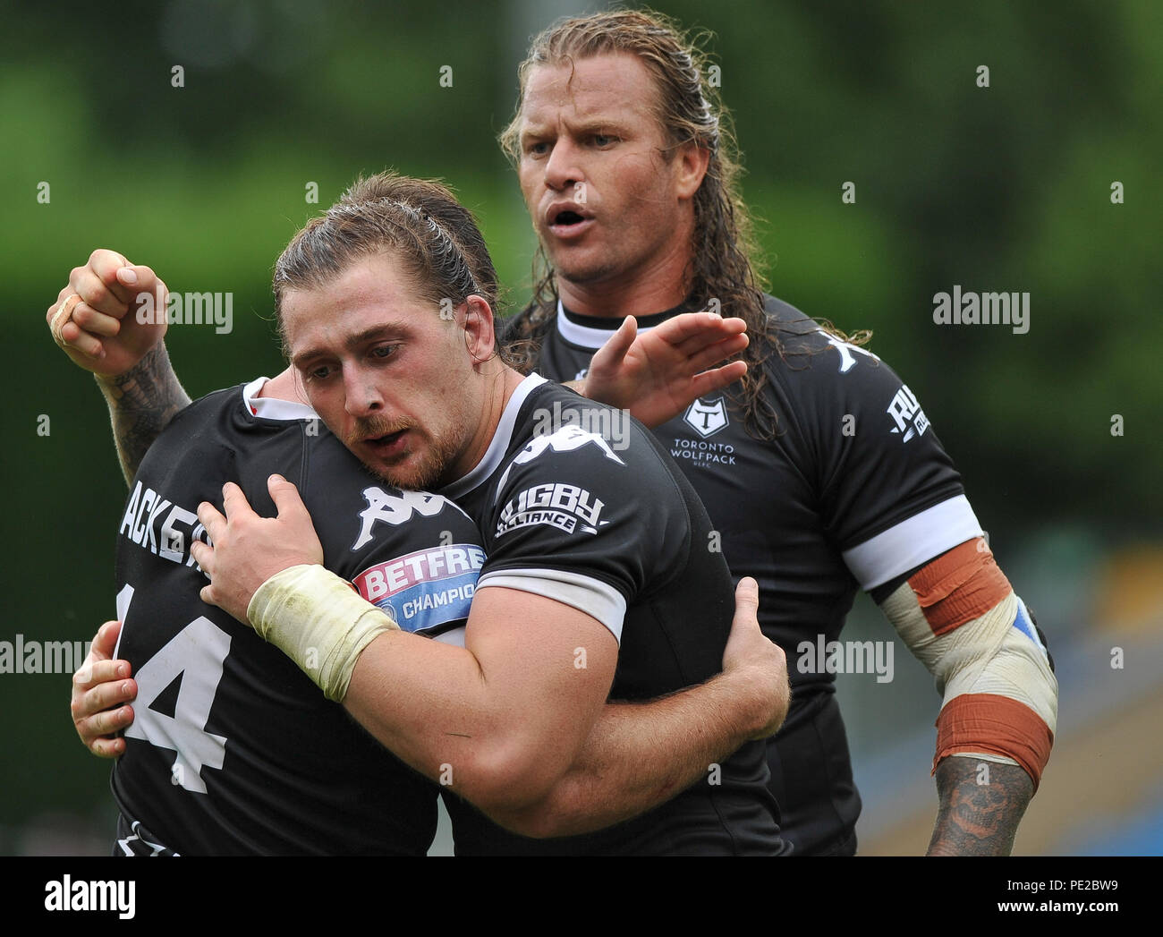 Shay Stadium, Halifax, Großbritannien. 12. August 2018. Rugby League Super 8 Die näheren Bestimmungen Rugby League zwischen Halifax und Toronto Wolfpack; Toronto versuchen Scorers Andrew Ackers und Andrew Dixon Umarmung nach spät Dixon's versuchen. Dean Williams Credit: Dean Williams/Alamy leben Nachrichten Stockfoto