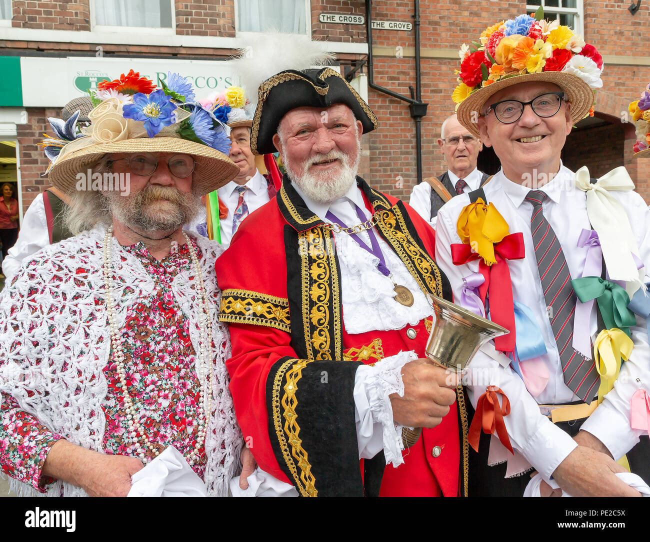 Warrington, Großbritannien. 12. August 2018. Die alte Tradition der Lymm Rushbearing wurde nach einer Abwesenheit von zwei Jahren wiederbelebt. Die Veranstaltung nicht in einer Prozession auf den Autobahnen wie in der Vergangenheit, sondern nach der Erfassung in der Nähe der unteren Damm ca. 4:00 Uhr und die Verarbeitung bis die Dingle, das Festival endete mit einem Gottesdienst in der St. Mary's Church Credit: John Hopkins/Alamy leben Nachrichten Stockfoto