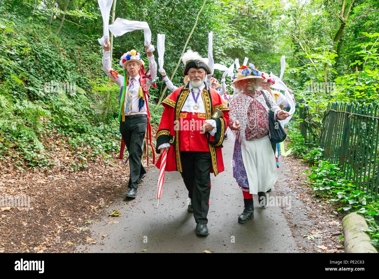 Warrington, Großbritannien. 12. August 2018. Die alte Tradition der Lymm Rushbearing wurde nach einer Abwesenheit von zwei Jahren wiederbelebt. Die Veranstaltung nicht in einer Prozession auf den Autobahnen wie in der Vergangenheit, sondern nach der Erfassung in der Nähe der unteren Damm ca. 4:00 Uhr und die Verarbeitung bis die Dingle, das Festival endete mit einem Gottesdienst in der St. Mary's Church Credit: John Hopkins/Alamy leben Nachrichten Stockfoto