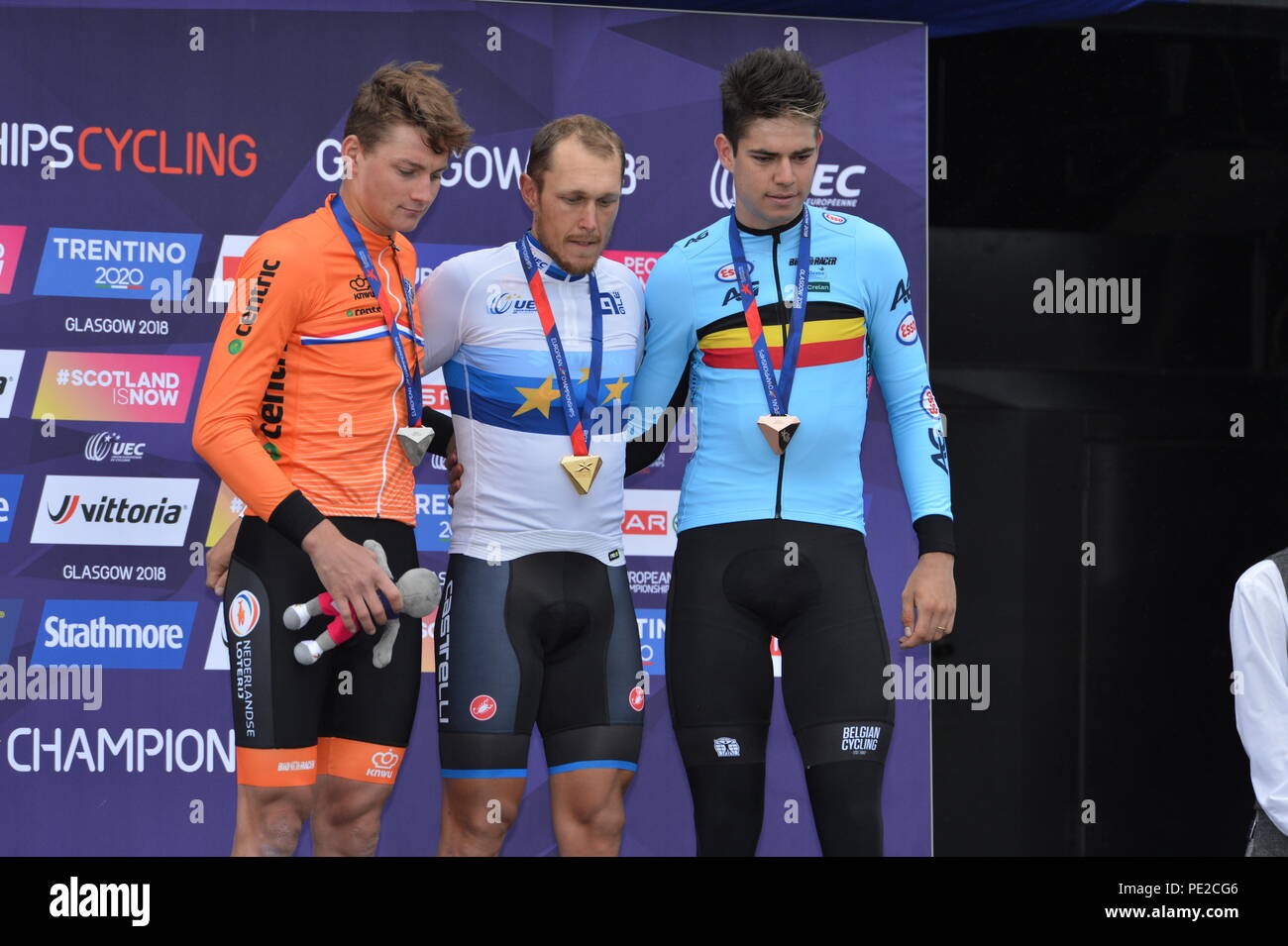 Schottland, Großbritannien. 12. August 2018. Siegertreppchen (L-R) Mathieu van der Poel; Matteo Trentin; Wout Van Aert) Elite Herren Straßenrennen, UEC Europameisterschaft, Glasgow, Schottland. Credit: Colin Fisher/Alamy leben Nachrichten Stockfoto