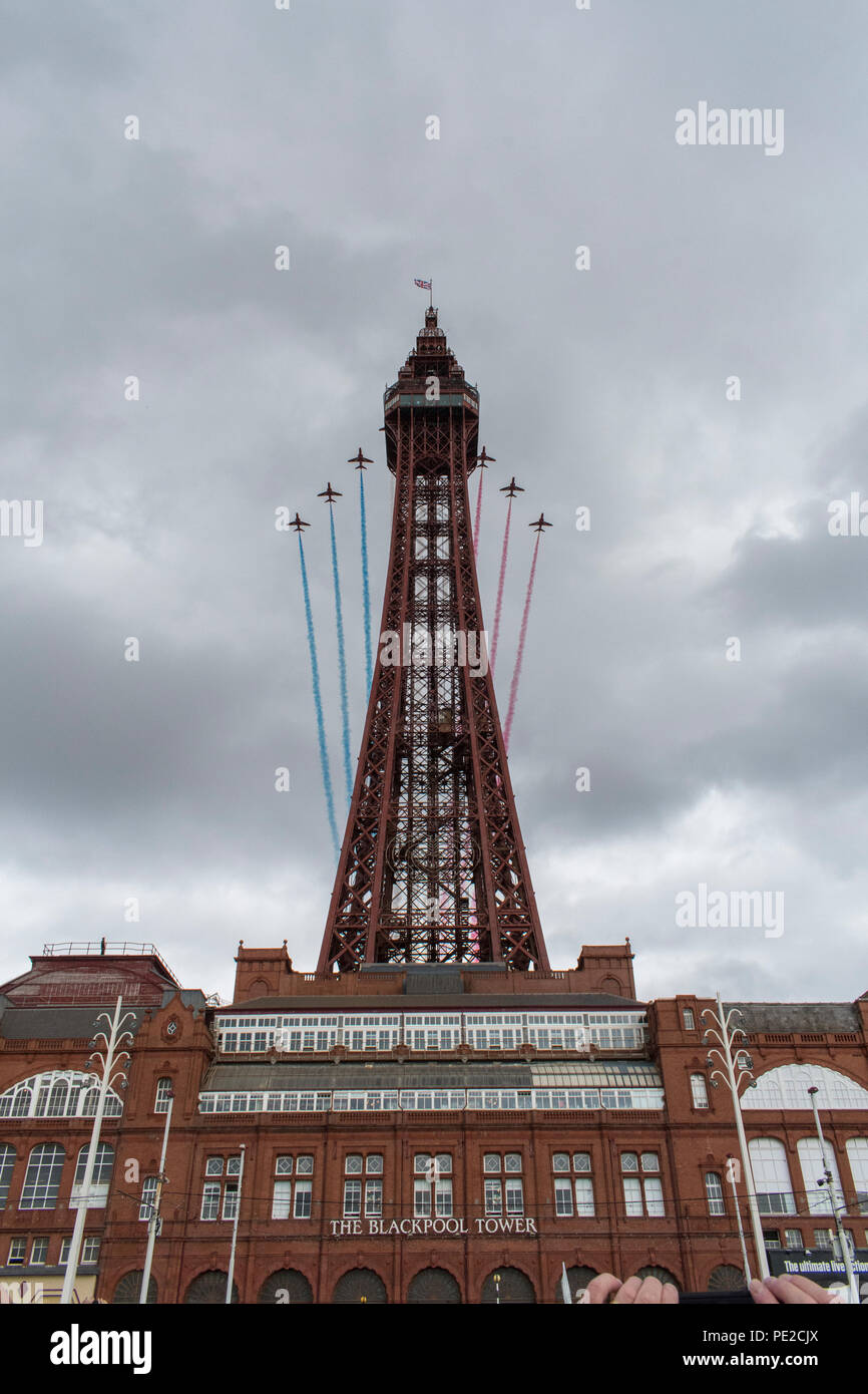 Blackpool, Großbritannien. 12. August 2018 - RAF rote Pfeile fliegen über Blackpool Tower am Ende der jährlichen Blackpool Airshow. Die roten Pfeile flogen vor dem Hintergrund des aufkommenden Sturm und durchgeführt für eine Menge von zig Tausend entlang der Promenade in Blackpool. Credit: Benjamin Wareing/Alamy leben Nachrichten Stockfoto