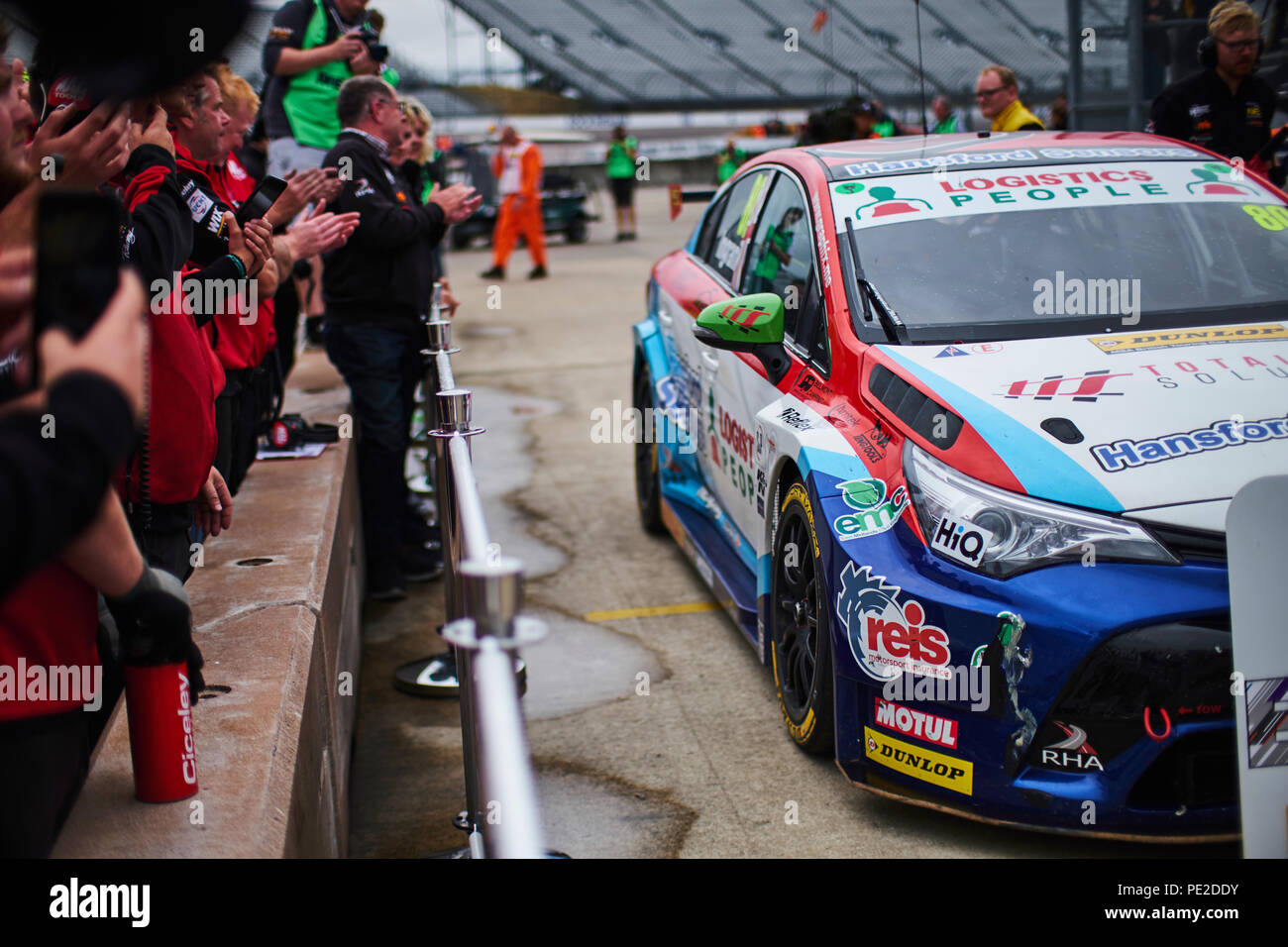 Corby, Northamptonshire, Großbritannien, 12. August 2018. BTCC Rennfahrer Tom Ingram und Speedworks Motorsport Toyota Avensis während der Dunlop MSA British Touring Car Championship in Rockingham Motor Speedway. Foto: Gergo Toth/Alamy leben Nachrichten Stockfoto