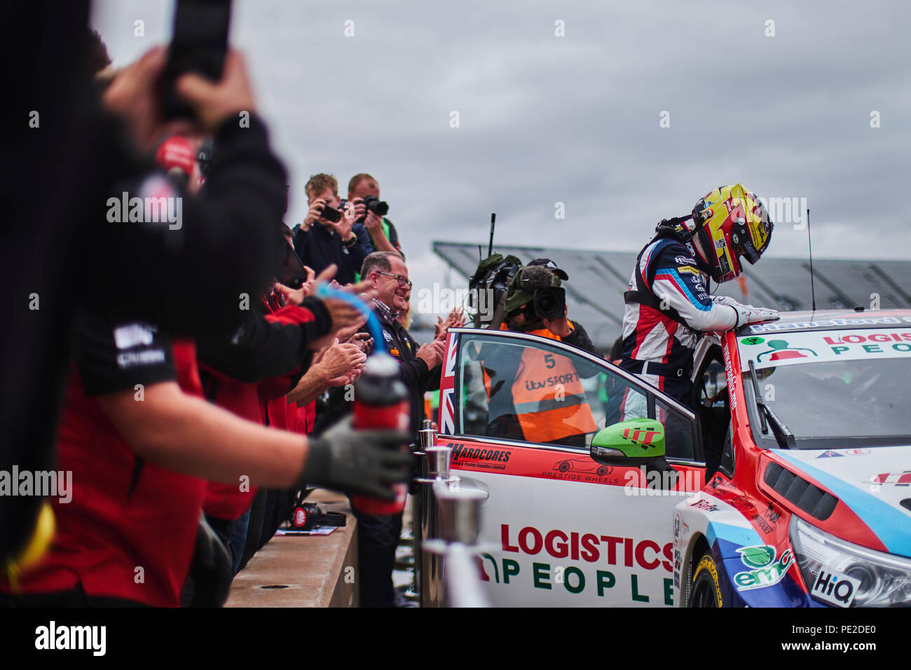 Corby, Northamptonshire, Großbritannien, 12. August 2018. BTCC Rennfahrer Tom Ingram und Speedworks Motorsport Toyota Avensis während der Dunlop MSA British Touring Car Championship in Rockingham Motor Speedway. Foto: Gergo Toth/Alamy leben Nachrichten Stockfoto