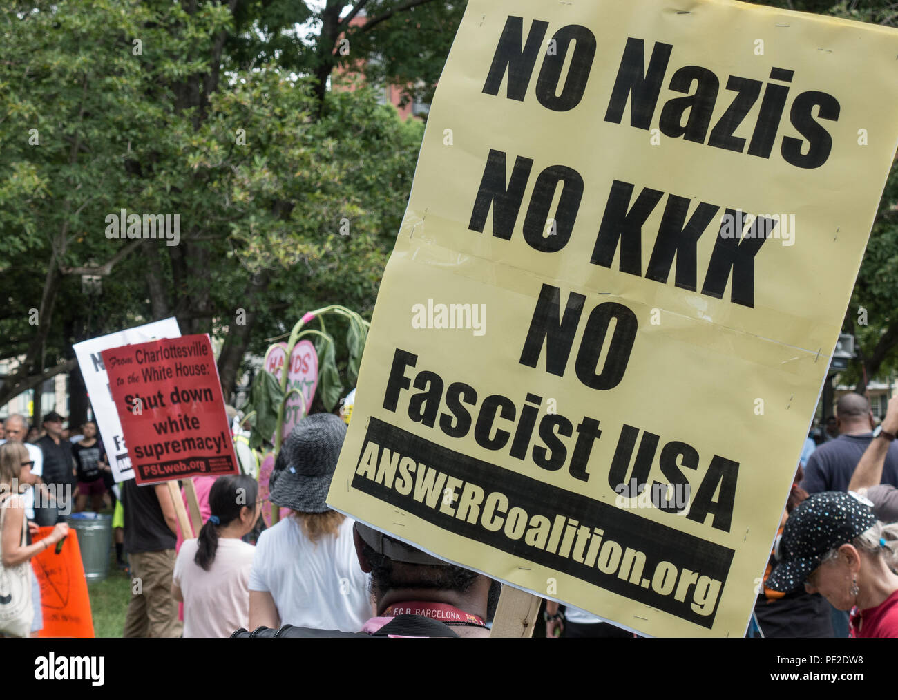 Washington, DC, USA. 12 August, 2018. Eine Protestkundgebung in Lafayette Square gegenüber vom Weißen Haus weiterhin für mehrere Stunden warten auf die Ankunft der rechtsextremen Gruppen Planung Ihrer vereinen die richtige Rallye am Jahrestag der gewaltsamen Charlottesville, Virginia Sammlung zu halten. Bob Korn/Alamy leben Nachrichten Stockfoto