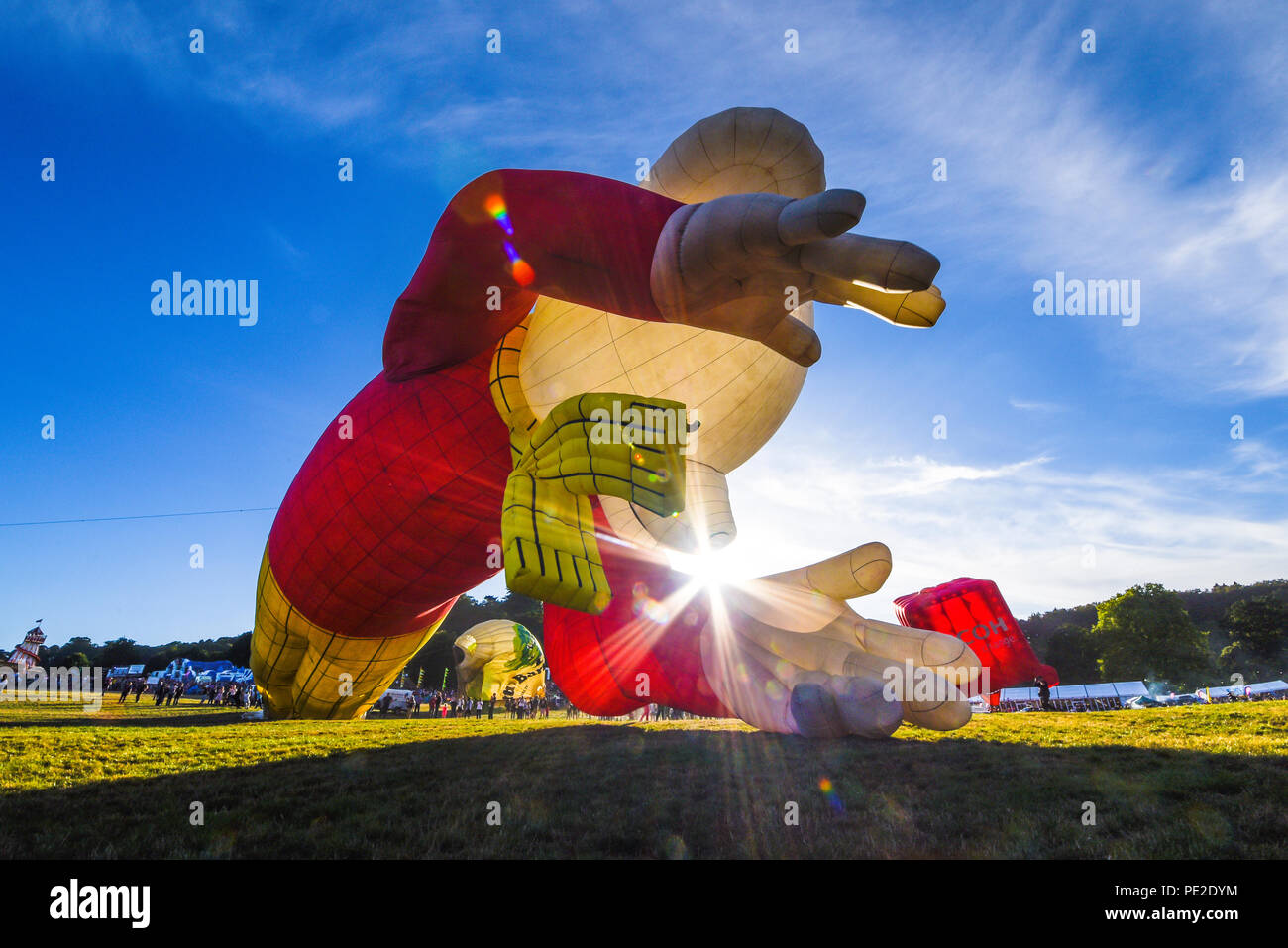 Rupert der Bär Heißluftballon im Bristol International Balloon Fiesta. Vintage iconic spezielle Form Ballon im vernetzten Anzeige nach vielen Jahren Stockfoto