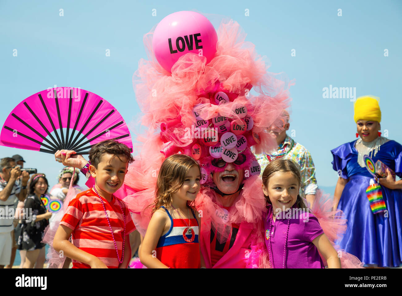 Downtown Vancouver, British Columbia, Kanada - 5. August, 2018: die Menschen feiern an der Gay Pride Parade. Stockfoto