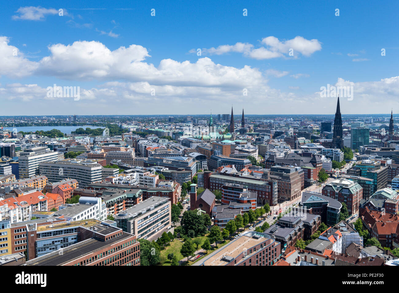 Blick über die Stadt in Richtung Binnenaslter und das Rathaus aus dem Turm von St. Michael's Church (Hauptkirche Sankt Michaelis), Hamburg, Deutschland Stockfoto