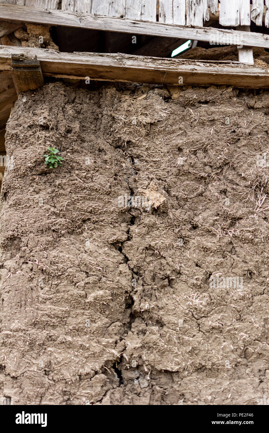 Ein Riss in der Wand eines adobe-Haus, Ukraine Stockfoto