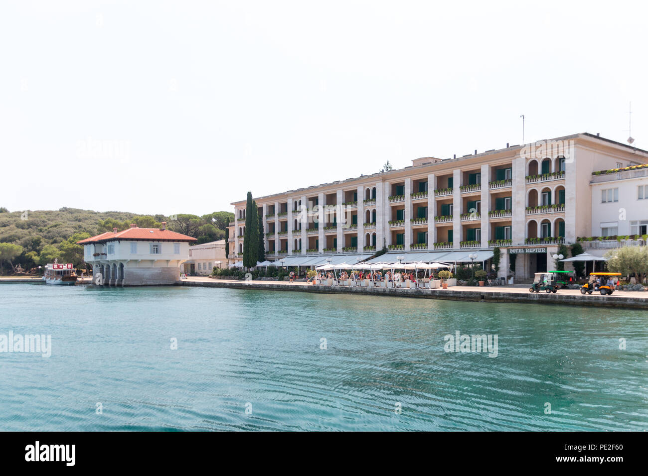 Brijuni, Kroatien - 28. Juli 2018: Blick auf den Hafen von Brijuni. Es ist an der Nordostküste von Veliki Brijuni Insel, der größten der Briju entfernt Stockfoto