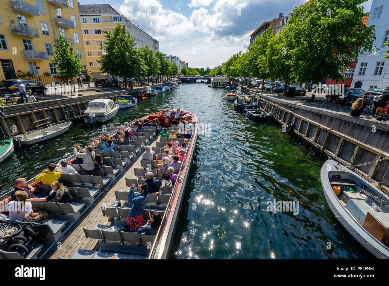 Kopenhagen Kanalrundfahrt Boot in einem der Kanäle in Christianshavn. Stockfoto