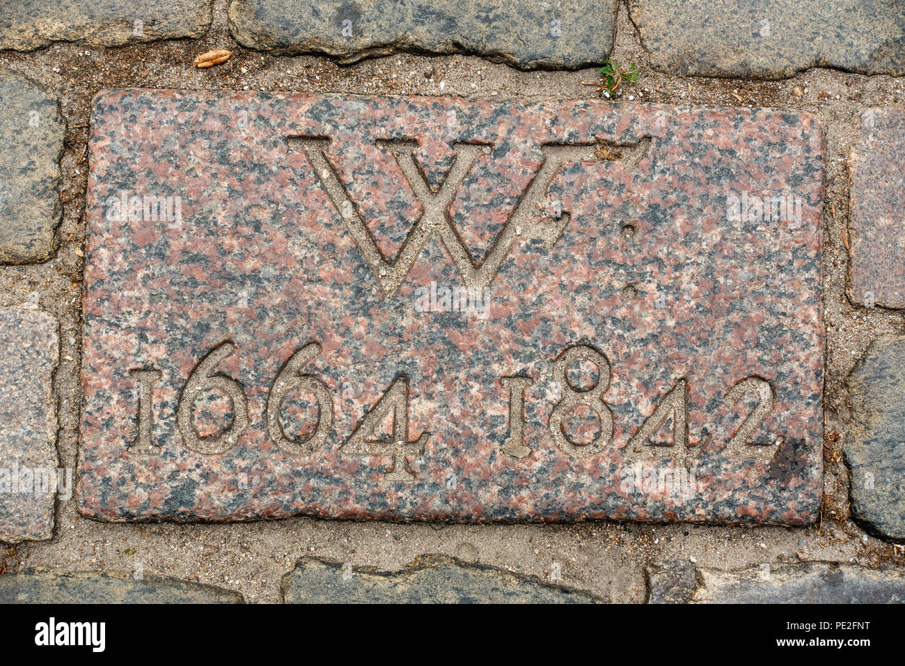 Stein auf den Bürgersteig, wo die Pranger über dänische Corfitz Ulfeldt Verräter auf Gråbrødretorv errichtet wurde, mit der Aufschrift "WF" 1664-1842 Stockfoto