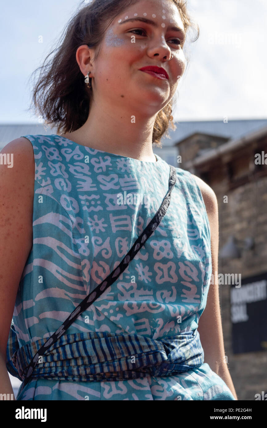 Weibliche Modell zeigen afrikanische Mode auf dem Laufsteg auf der Fashion Show während des Couleur Café 2018 in Kopenhagen Stockfoto