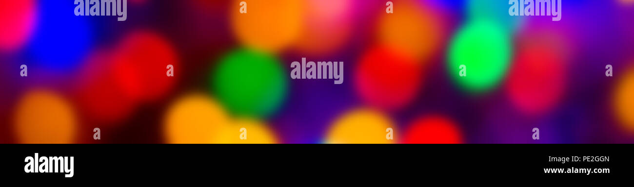 Weihnachten und Neujahr Konzept - Defokussierten abstrakt bunt Bokeh lichter Breite Fahne Hintergrund. Blau, Violett, Grün, Orange Farben. Stockfoto