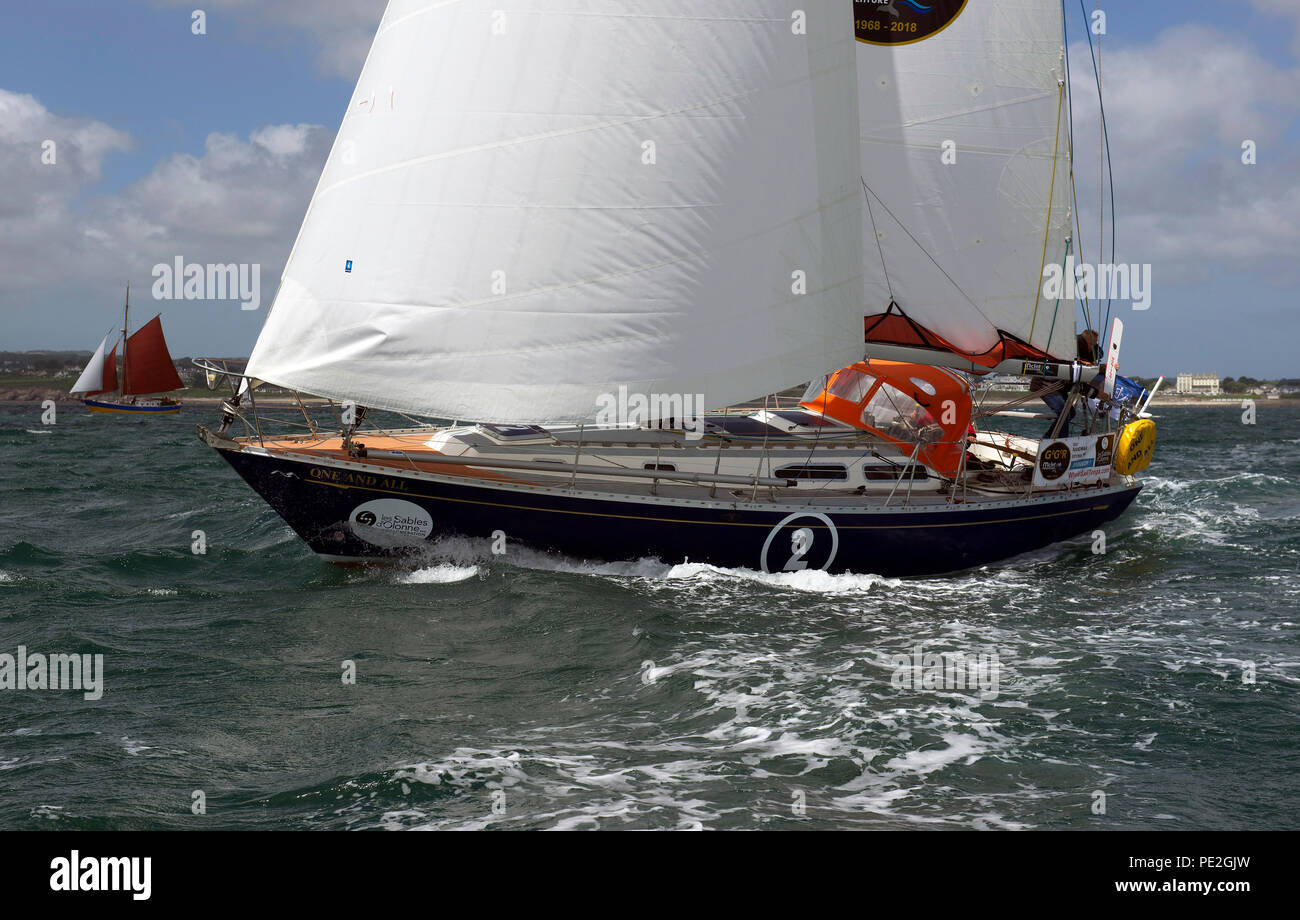 Estnische sailor Uku Randmaa Segeln seiner Yacht eine und Alle aus Falmouth zu Beginn des Schrägförderers Rennen für die 2018 Golden Globe Race. Stockfoto