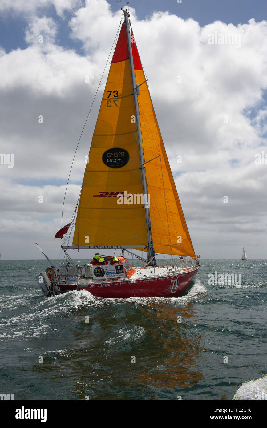 Britische sailor Susie Goodall segeln Ihrer Yacht DHL Starlight aus Falmouth zu Beginn des Schrägförderers Rennen um den Golden Globe Gesicht 2018. Stockfoto