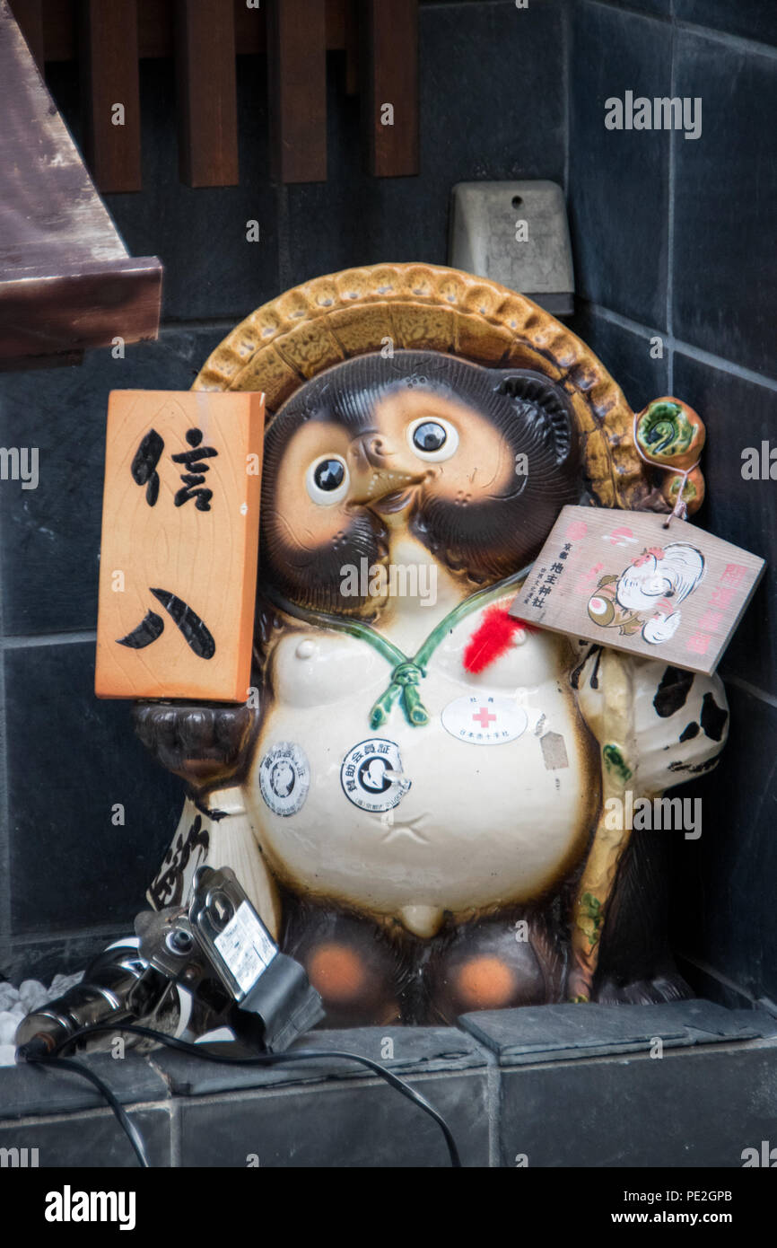 Tanuki Statue vor einem Japanischen Restaurant in Kyoto. Stockfoto