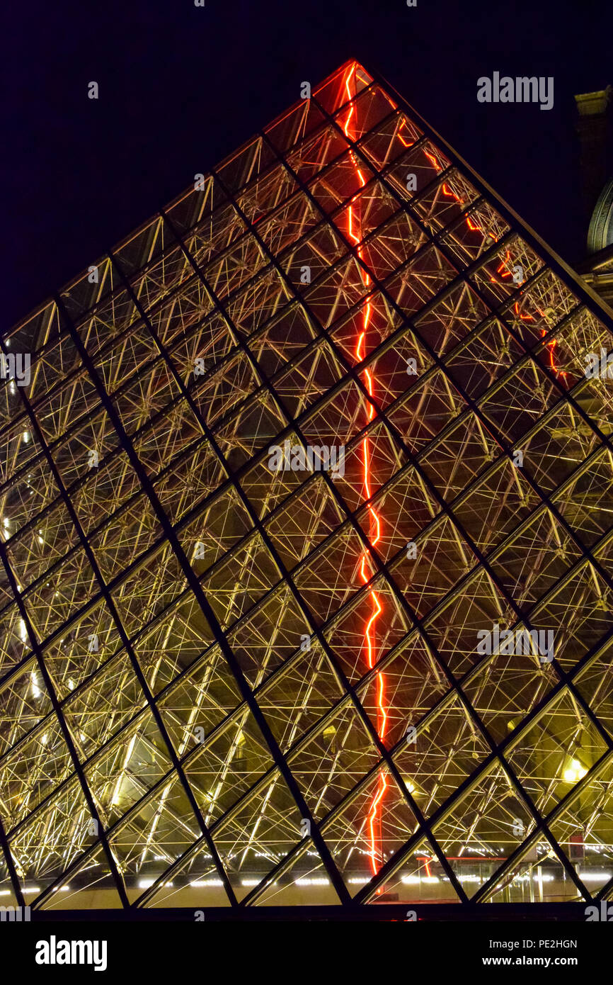Die Pyramide des Louvre Museum in der Nacht in Paris, Frankreich Stockfoto